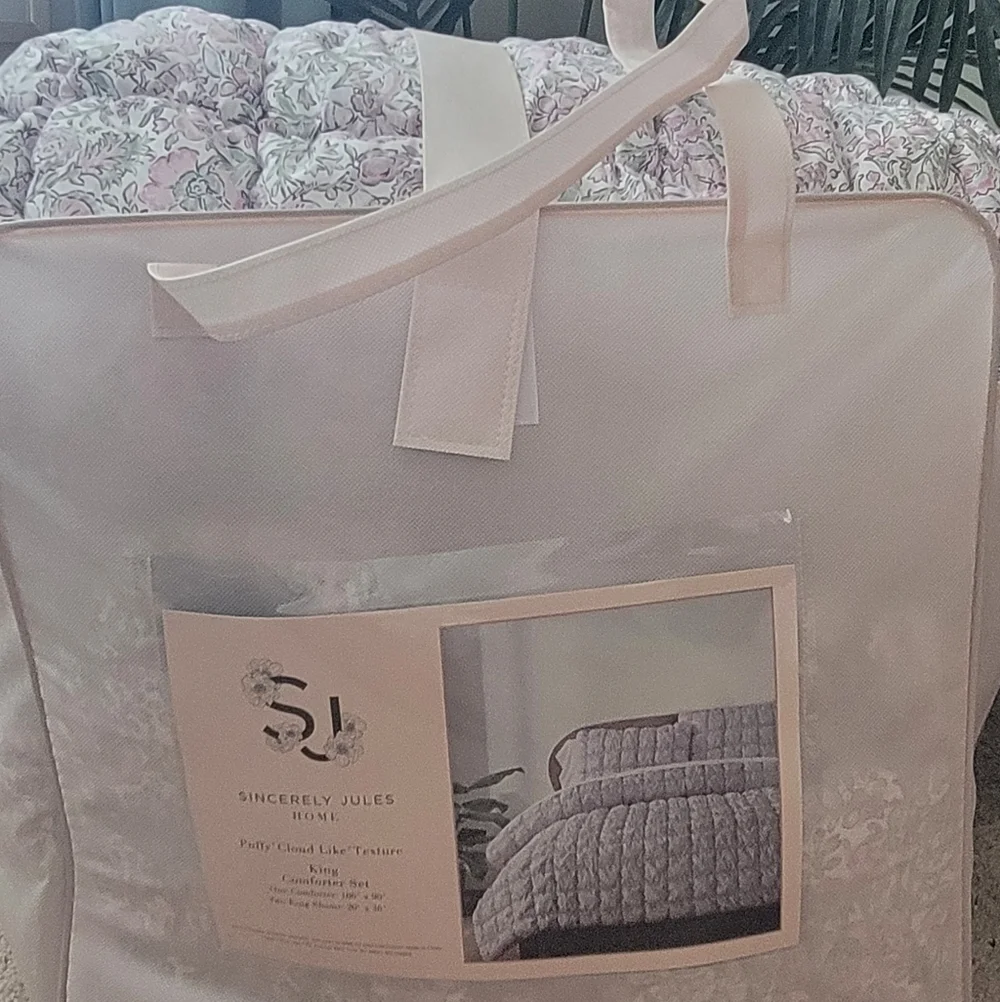 NWOT - Sincerely Jules Pink And Green Floral King Comforter Set